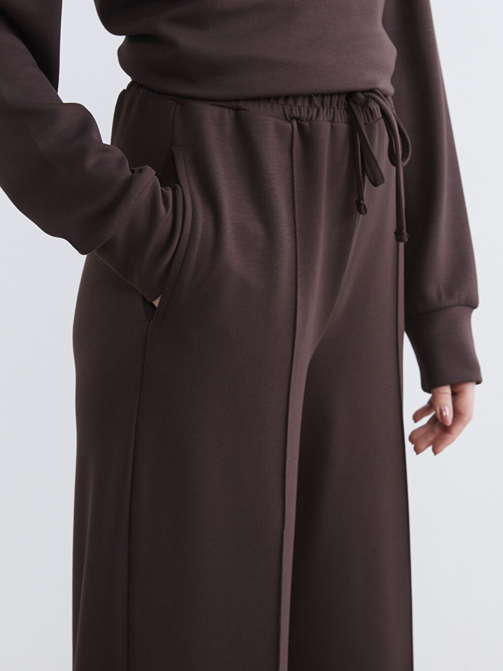 Effortless elegance meets everyday comfort in our wide-leg, elastic-waistband women's track pants.-2