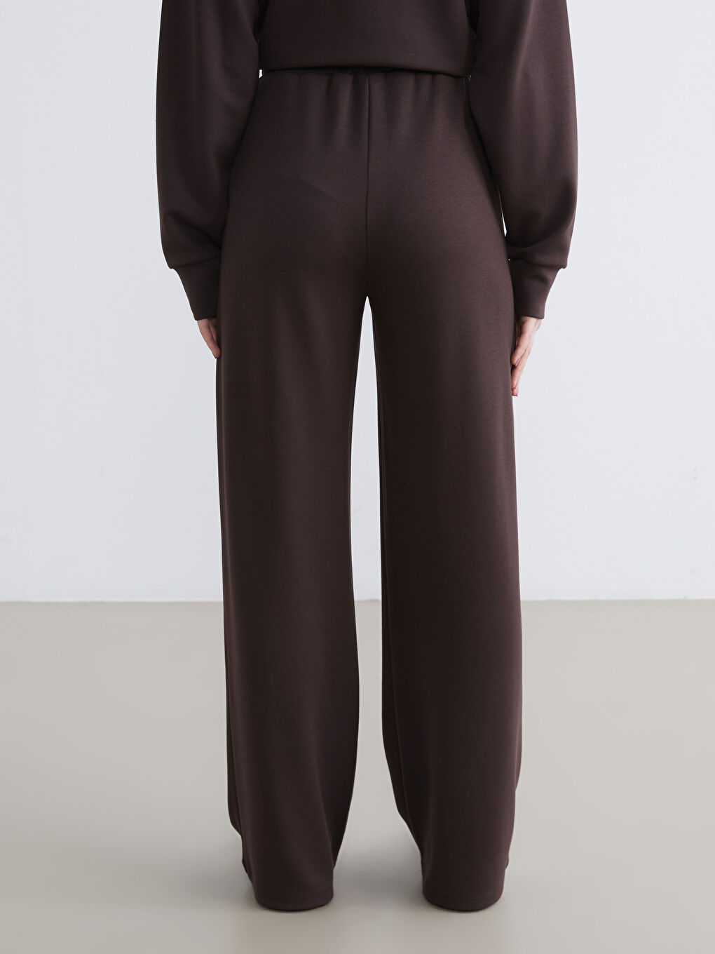 Effortless elegance meets everyday comfort in our wide-leg, elastic-waistband women's track pants.-3