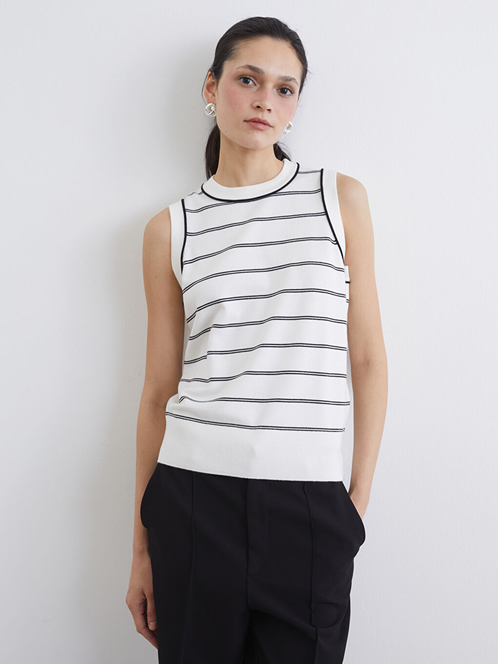 Свитер-жилет из трикотажа с круглым вырезом и полосатым узором для женщин