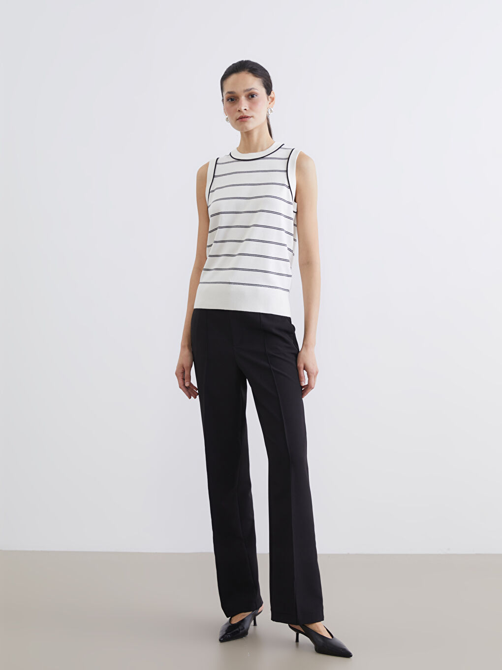 Свитер-жилет из трикотажа с круглым вырезом и полосатым узором для женщин-1