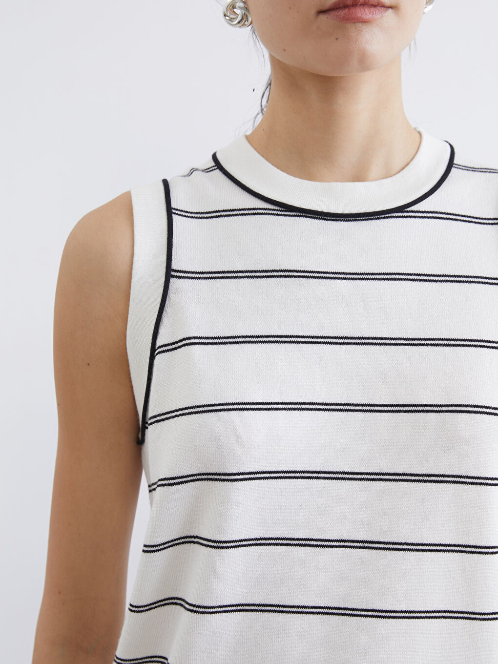 Свитер-жилет из трикотажа с круглым вырезом и полосатым узором для женщин-2