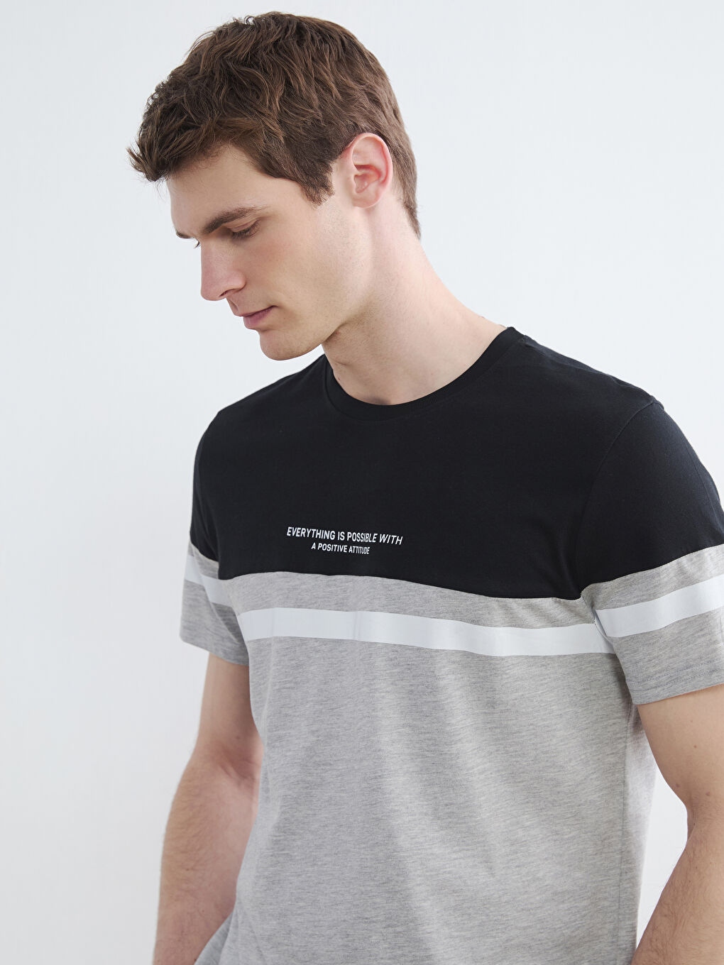 تي شيرت رجالي واسع بياقة دائرية ونمط بلوك الألوان