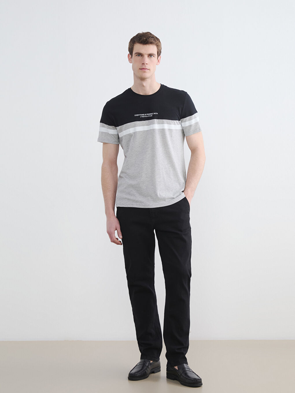 تي شيرت رجالي واسع بياقة دائرية ونمط بلوك الألوان-1