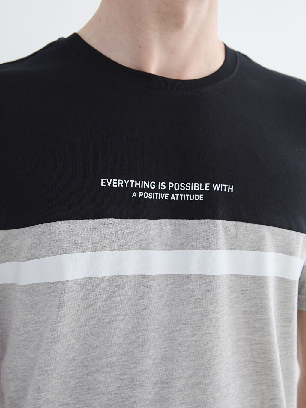 تي شيرت رجالي واسع بياقة دائرية ونمط بلوك الألوان-2