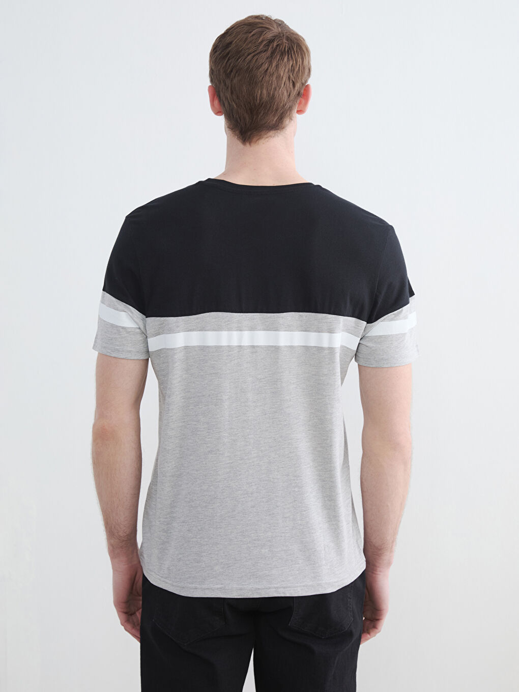 تي شيرت رجالي واسع بياقة دائرية ونمط بلوك الألوان-3
