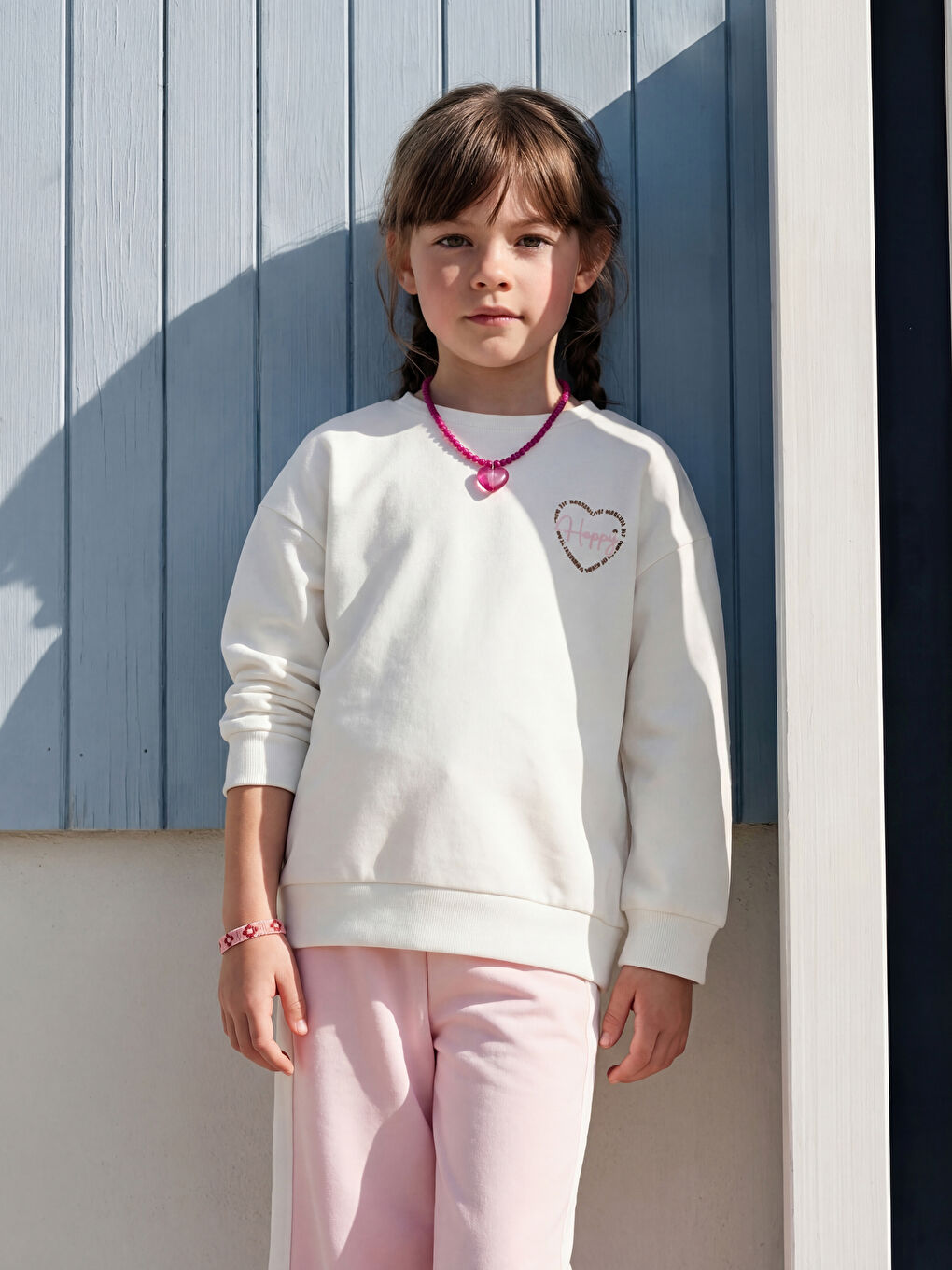 كنزة رياضية للبنات بملمس ناعم مع طوق رقبة دائرية ونمط مطبوع.-1