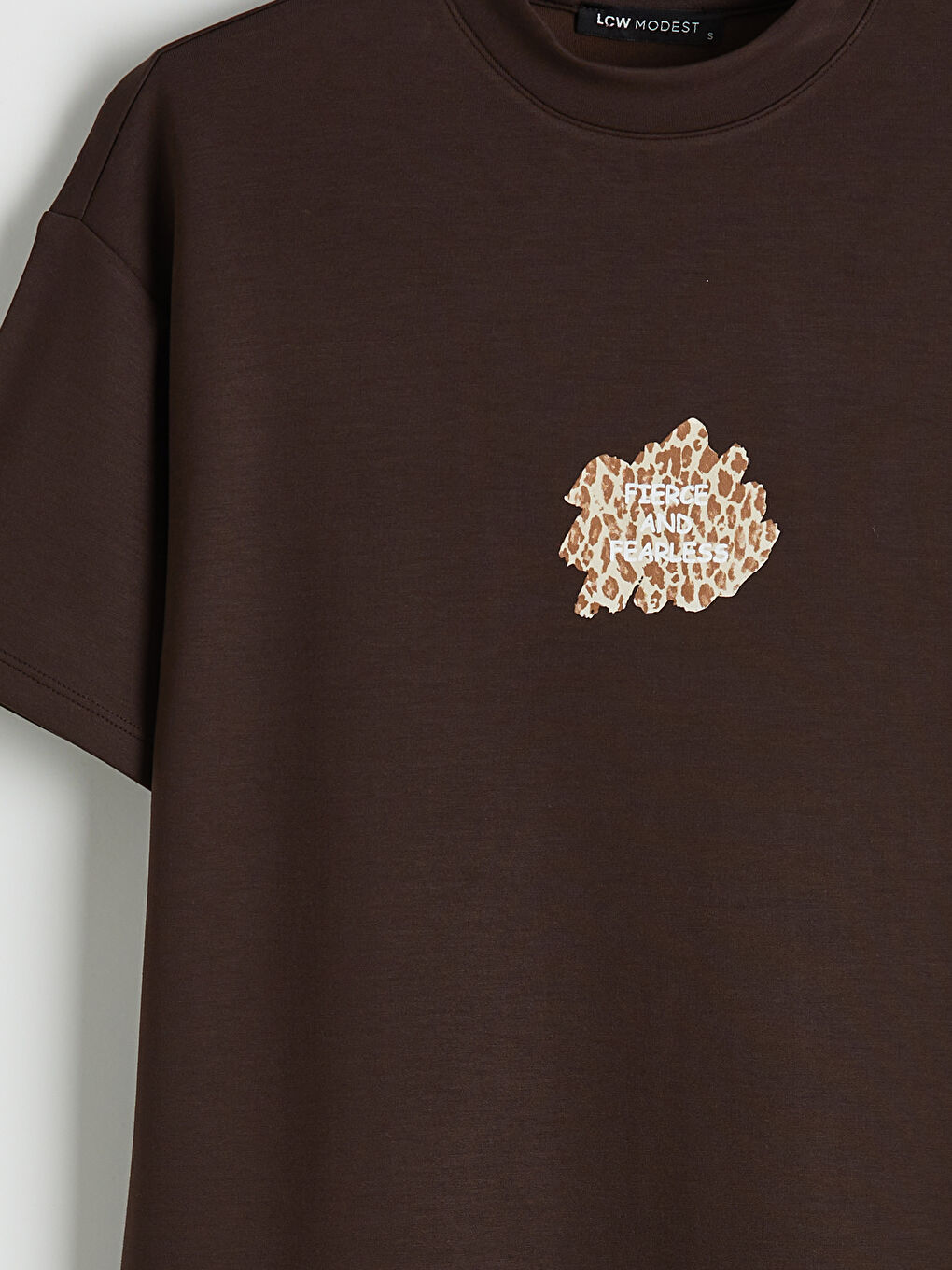 Kahverengi Bisiklet Yaka Baskılı Kadın Tişört-1