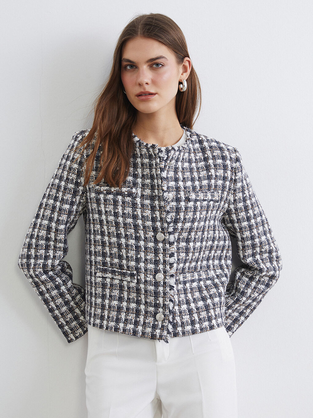 Veste en tweed écossais sans col pour femme.