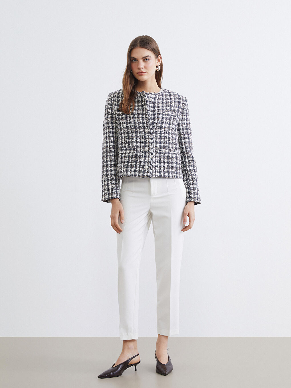 Veste en tweed écossais sans col pour femme.-1