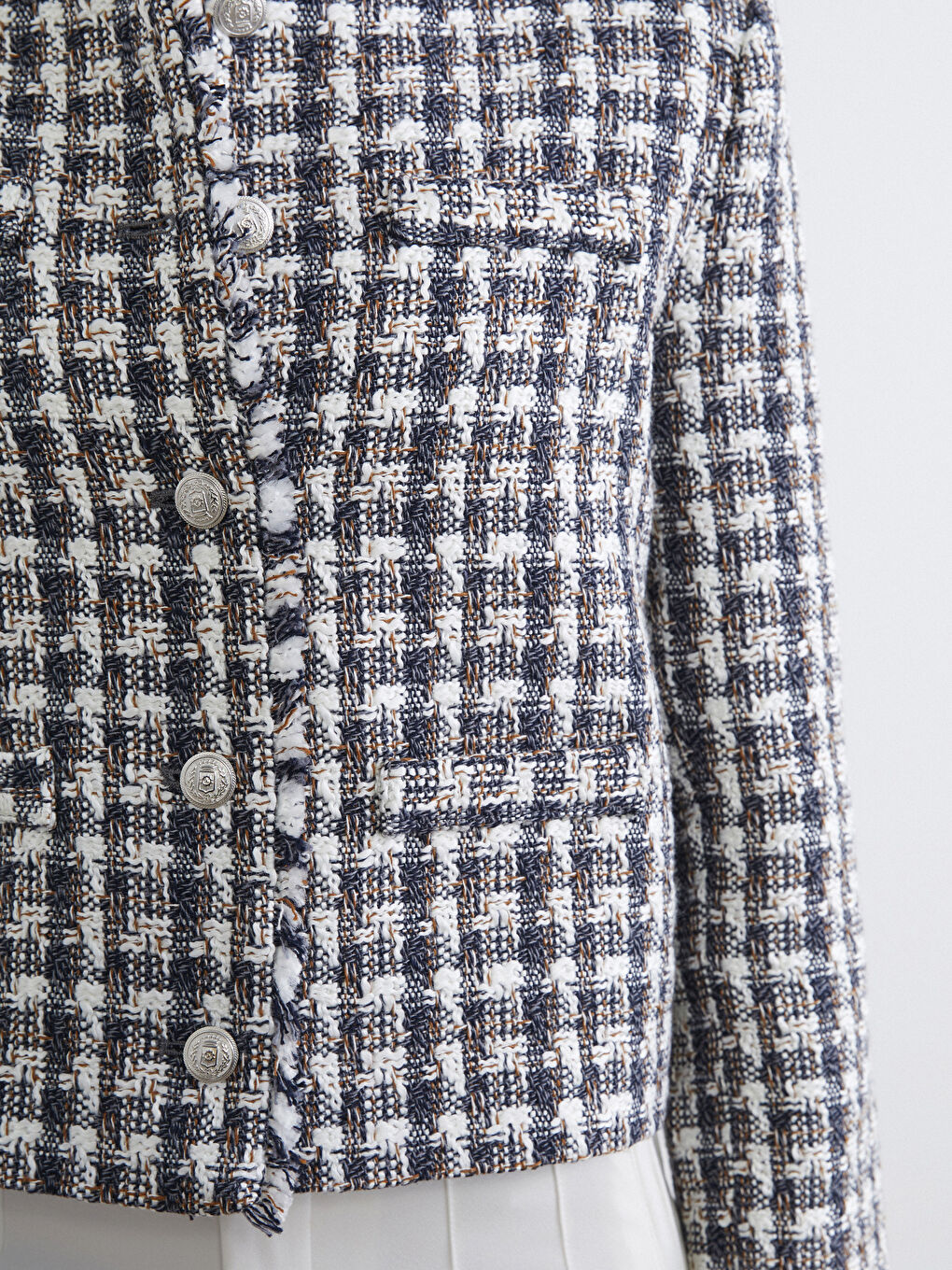 Veste en tweed écossais sans col pour femme.-2