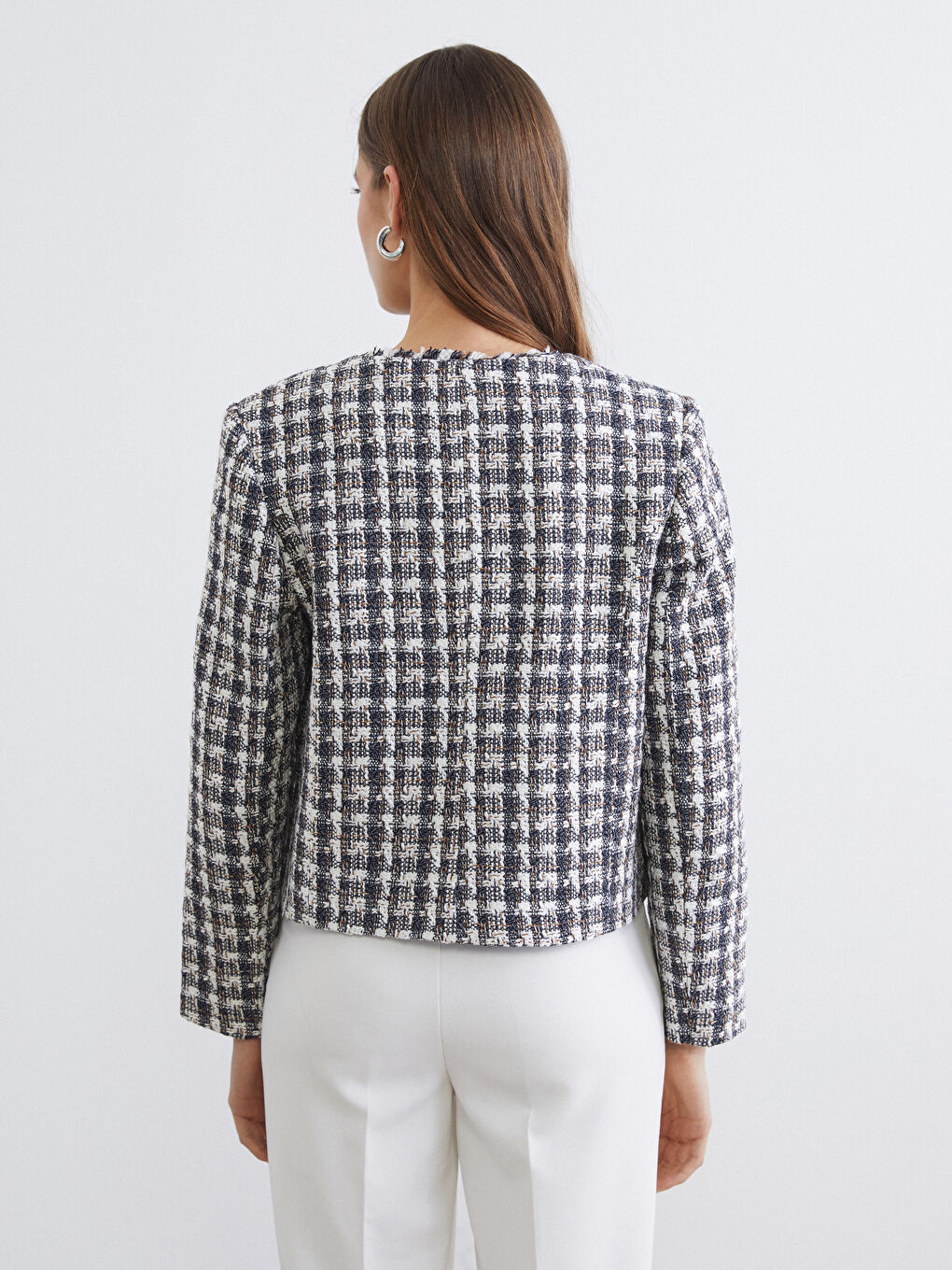 Veste en tweed écossais sans col pour femme.-3