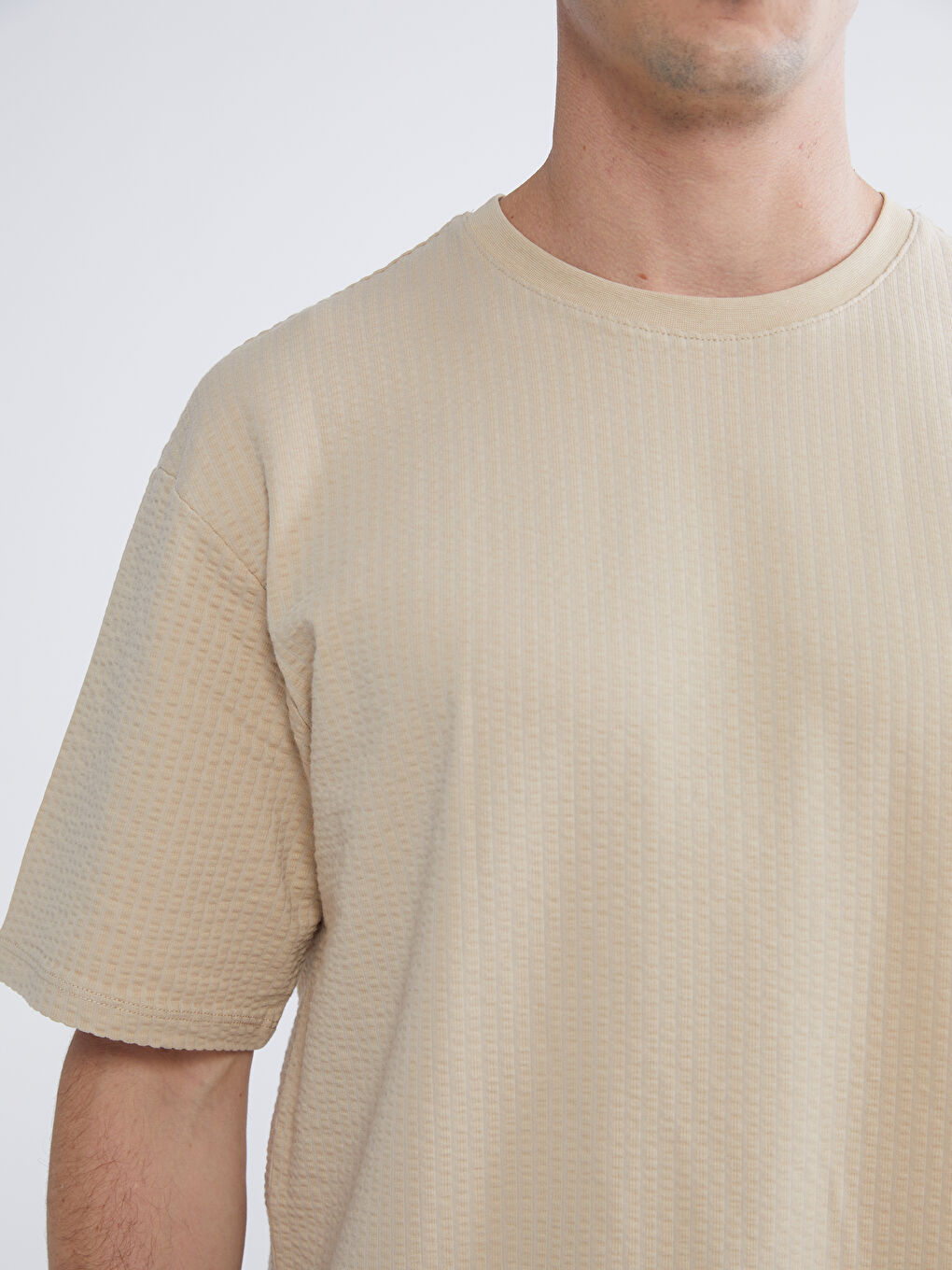 Bej Bisiklet Yaka Dokulu Erkek Tişört-2