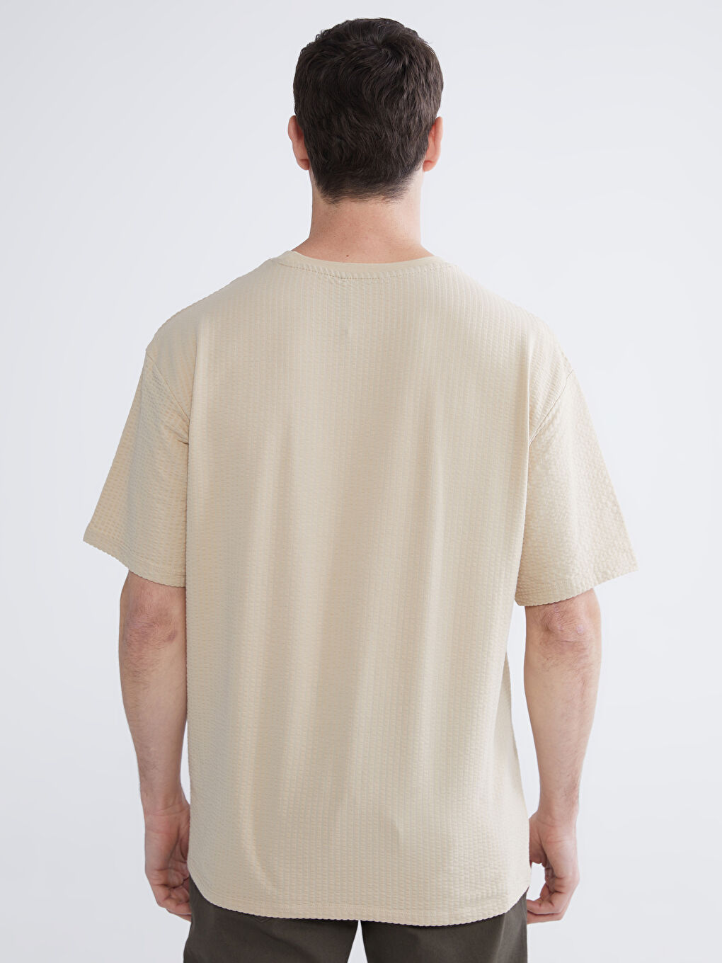 Bej Bisiklet Yaka Dokulu Erkek Tişört-3