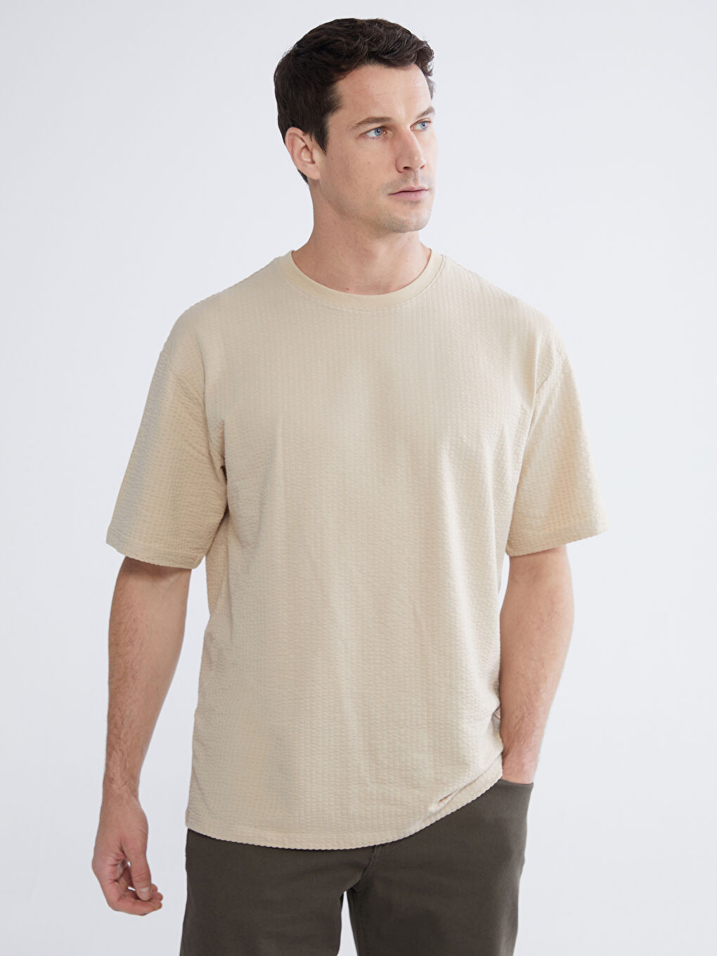 Bej Bisiklet Yaka Dokulu Erkek Tişört