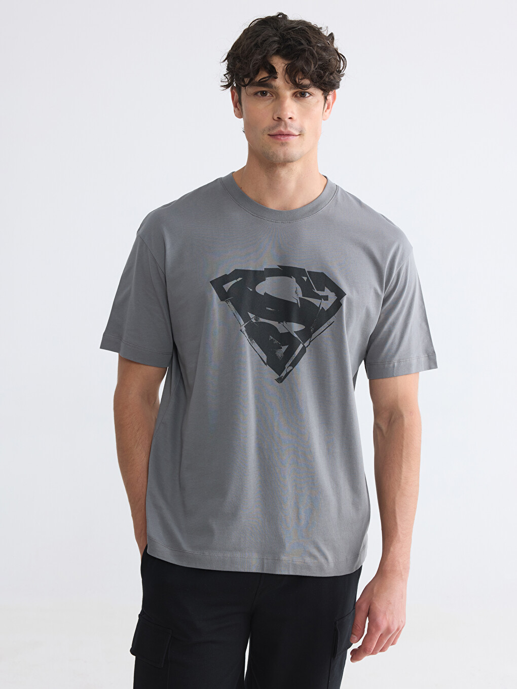 Gri Bisiklet Yaka Superman Baskılı Erkek Tişört