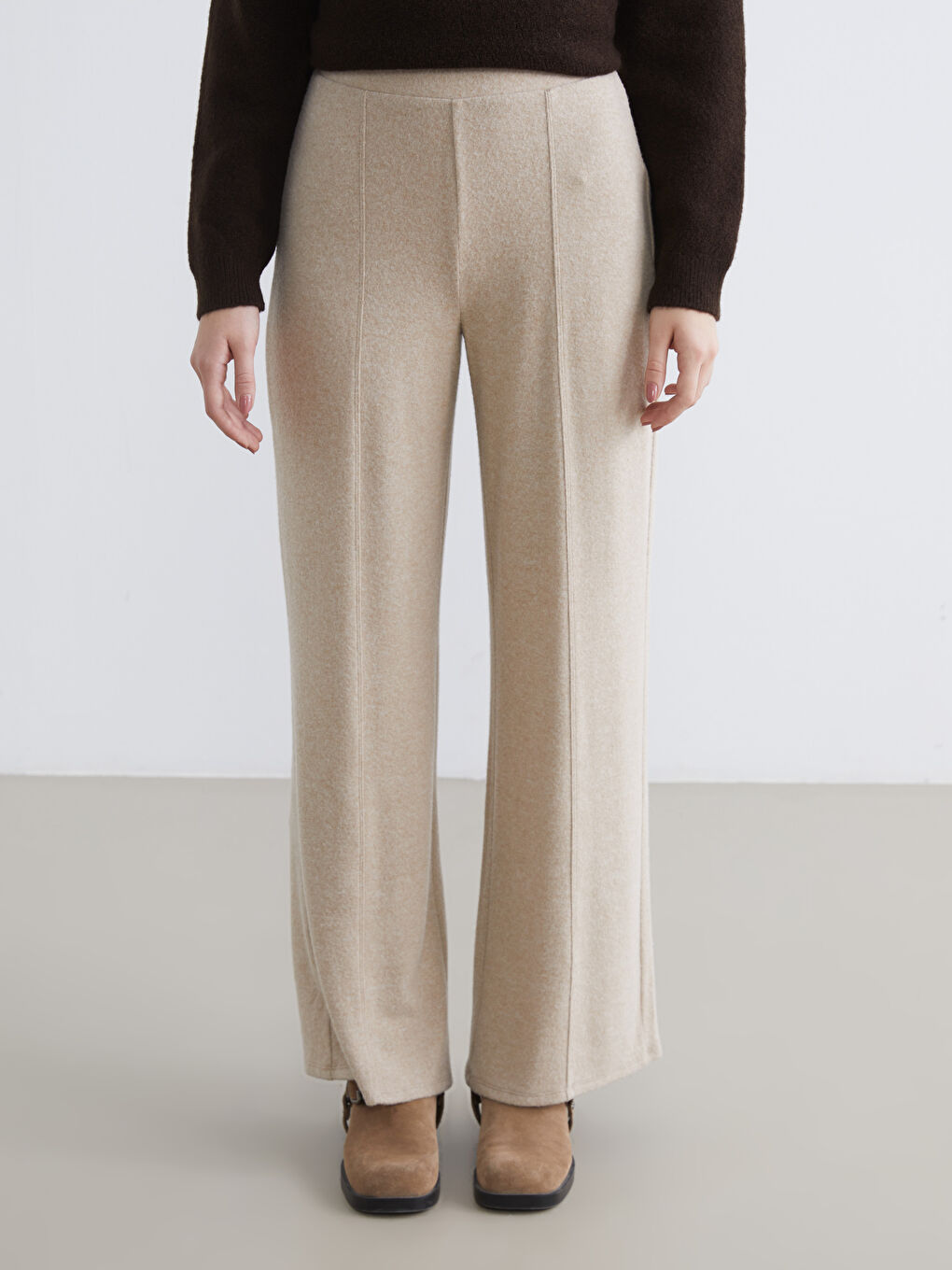 Непринужденная элегантность сочетается с повседневным комфортом в наших широких брюках с эластичным поясом.-1