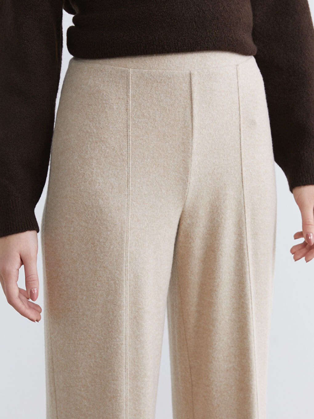 Непринужденная элегантность сочетается с повседневным комфортом в наших широких брюках с эластичным поясом.-2