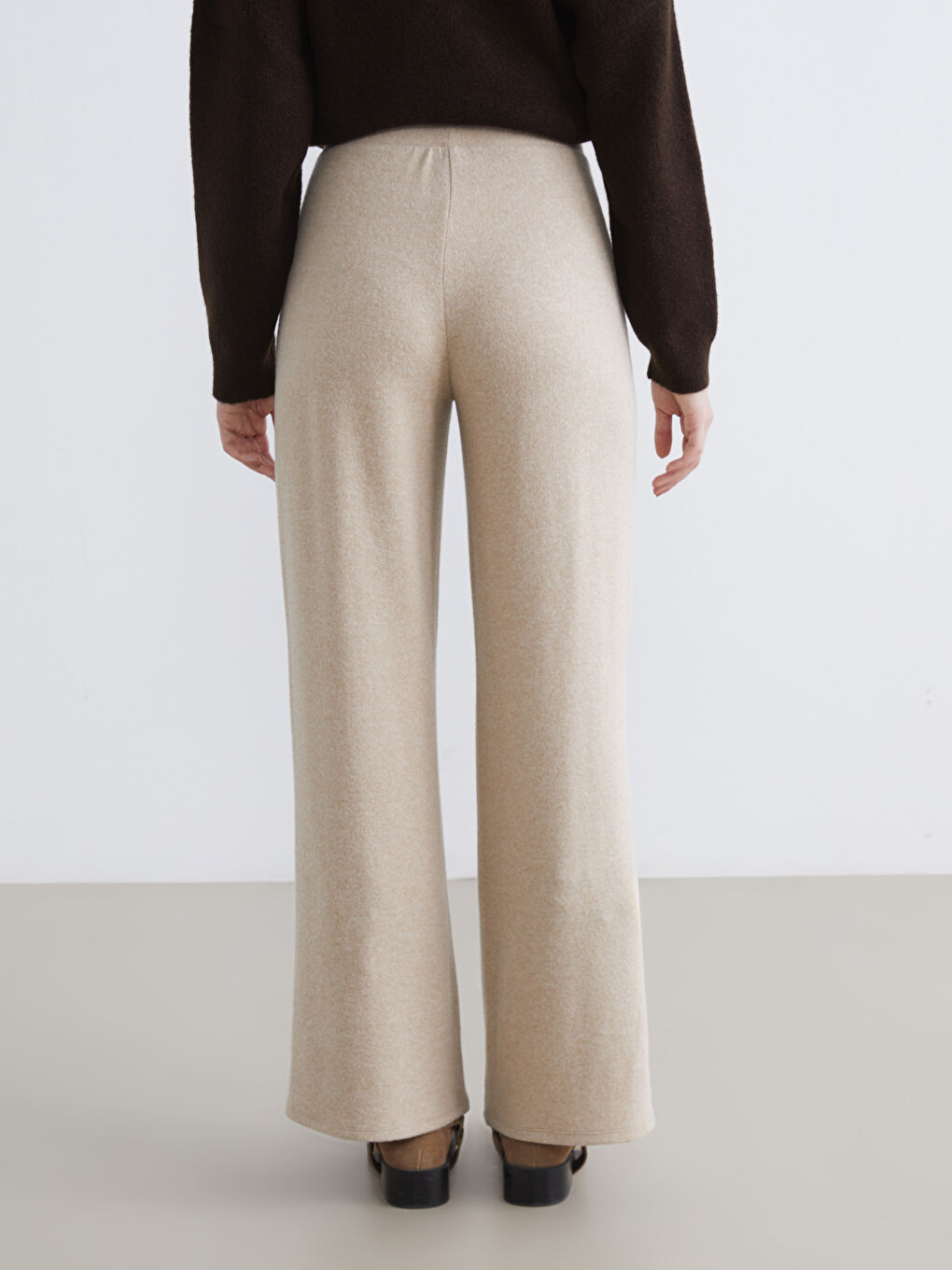 Непринужденная элегантность сочетается с повседневным комфортом в наших широких брюках с эластичным поясом.-3