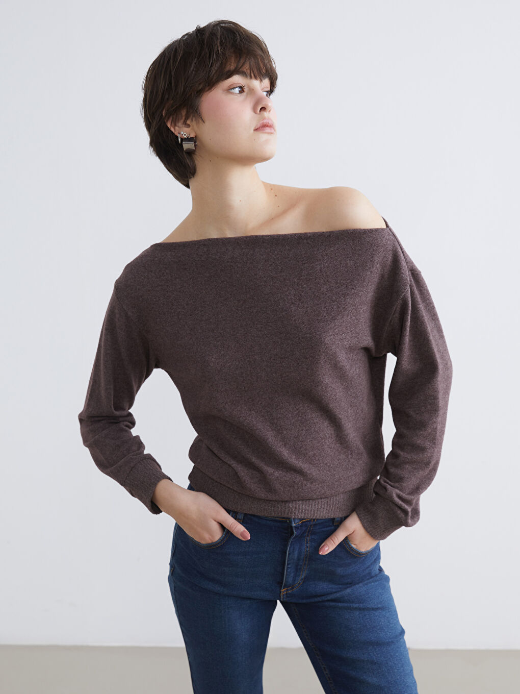 بلوزة بعنق مشقوق