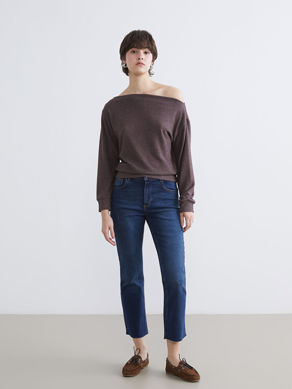 بلوزة بعنق مشقوق-1