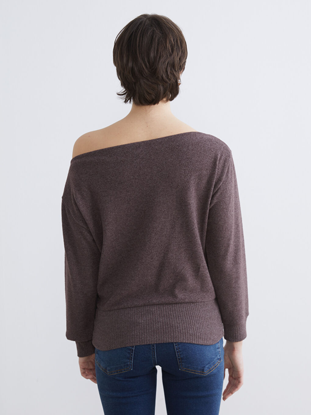 بلوزة بعنق مشقوق-3