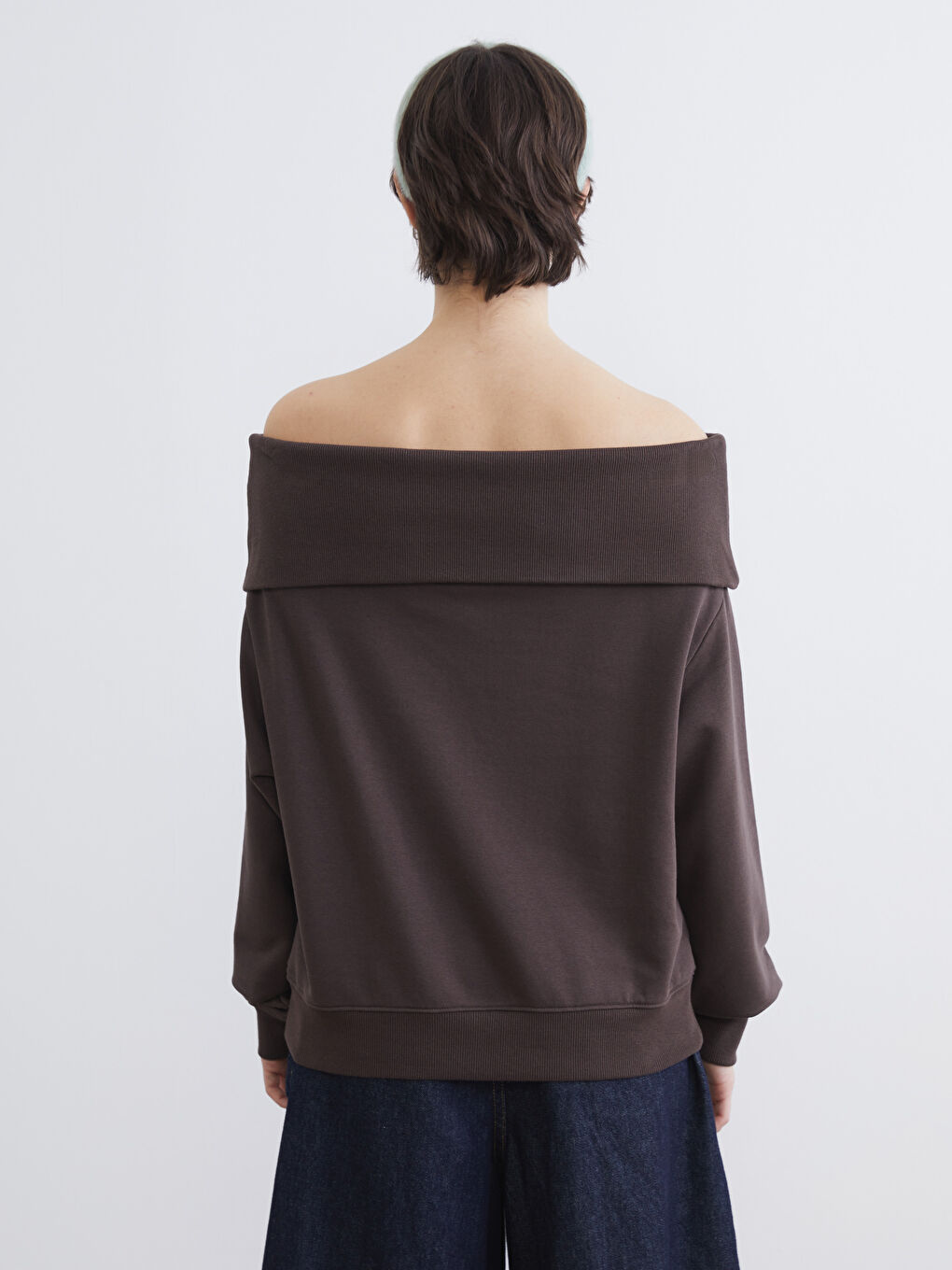 Kahverengi Kayık Yaka Kadın Sweatshirt-3