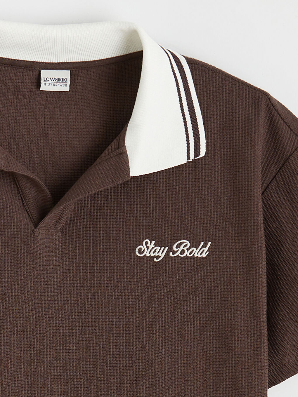 Kahverengi Polo Yaka Nakışlı Erkek Çocuk Tişört-1