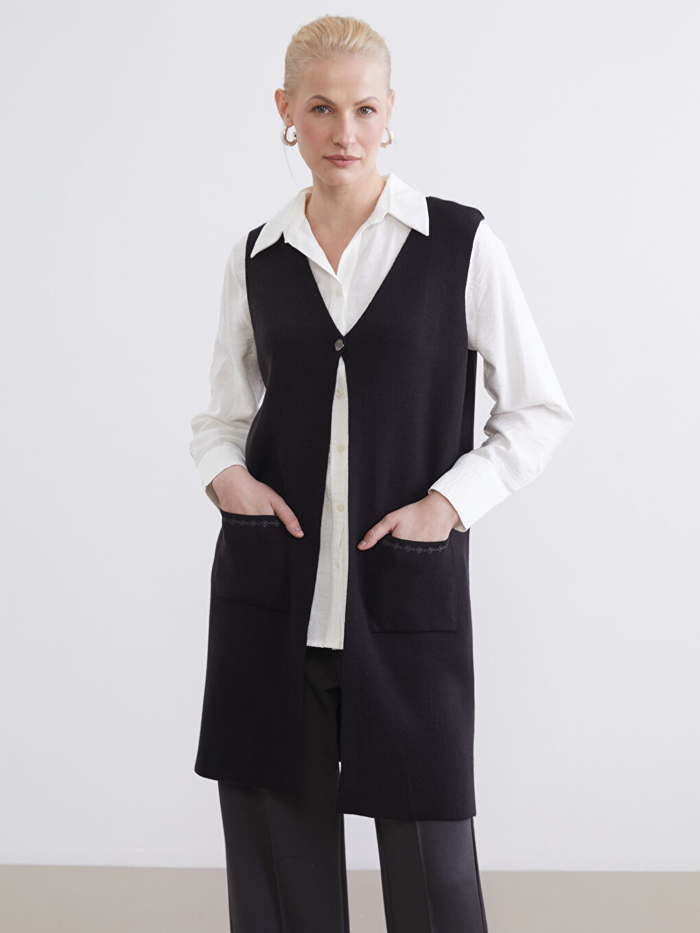 Siyah V Yaka Nakışlı Kadın Triko Yelek