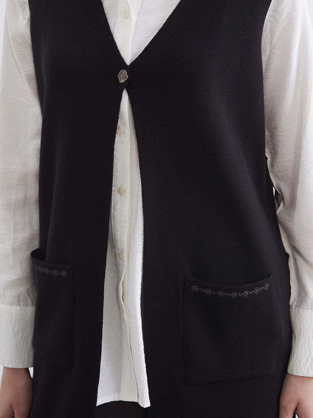 Siyah V Yaka Nakışlı Kadın Triko Yelek-2