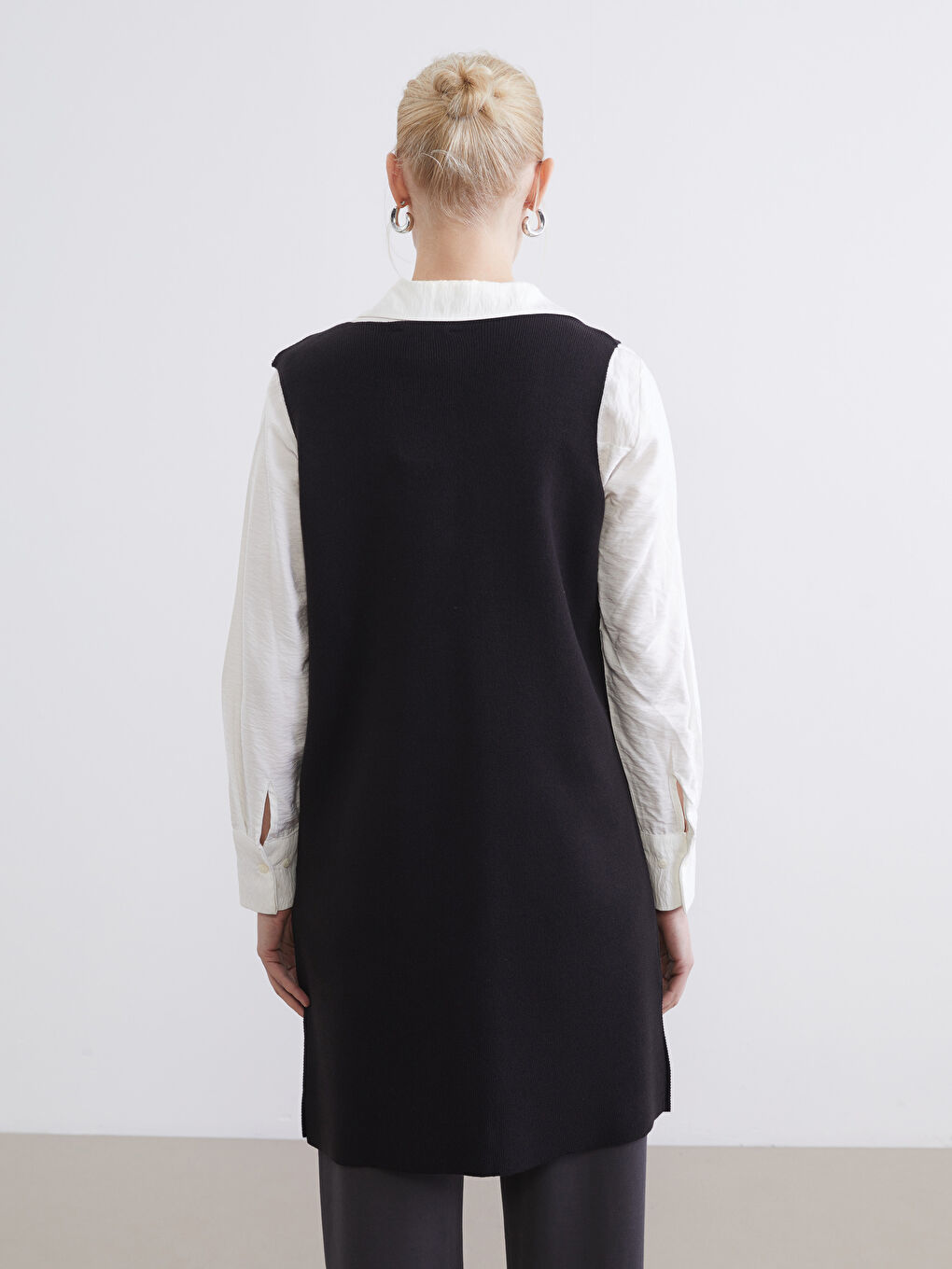 Siyah V Yaka Nakışlı Kadın Triko Yelek-3