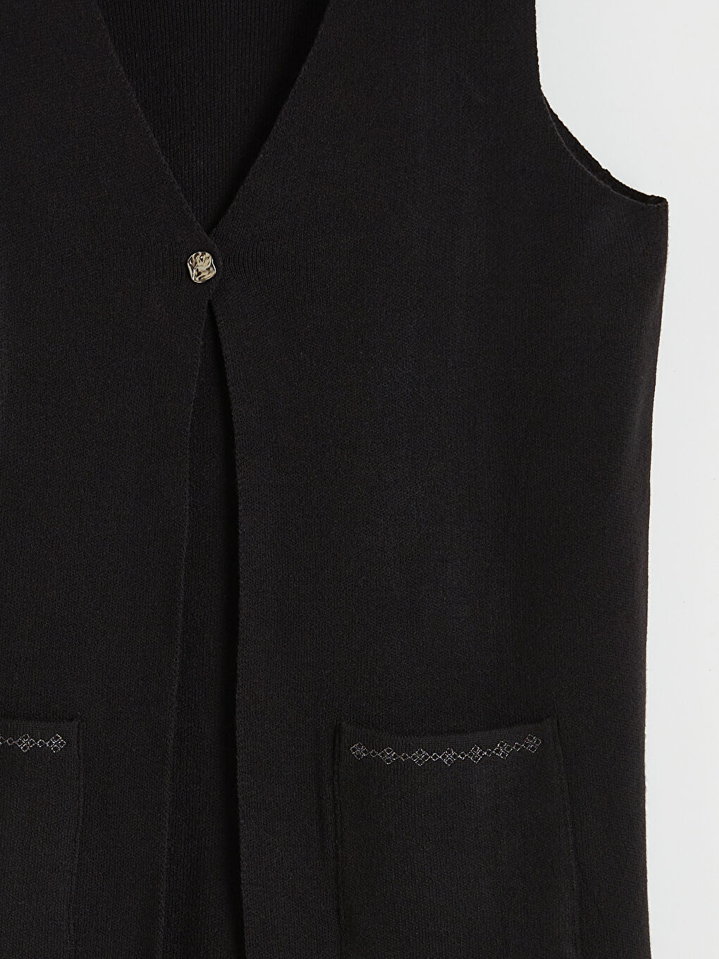 Siyah V Yaka Nakışlı Kadın Triko Yelek-1