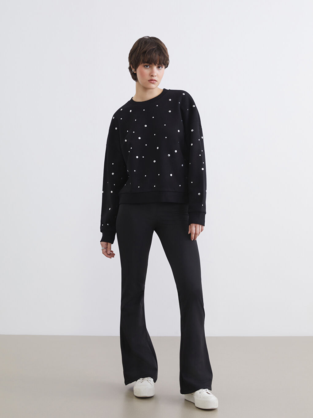 كنزة رياضية أسود امرأة-1