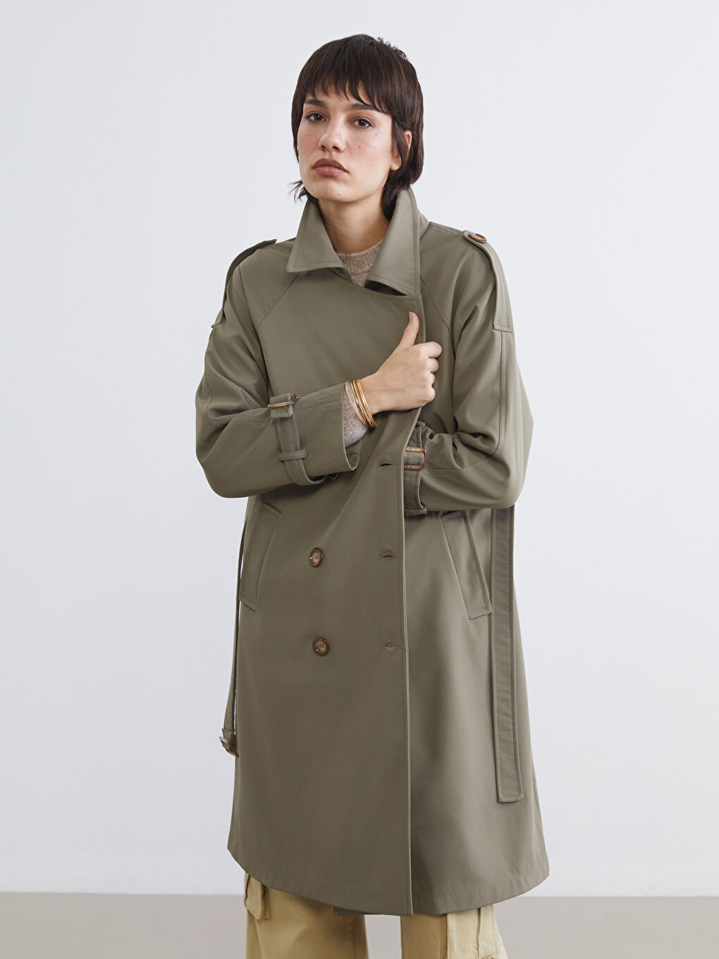 البالطو الترنش بحزام وبصفين أزرار. شيك بكل بساطة.