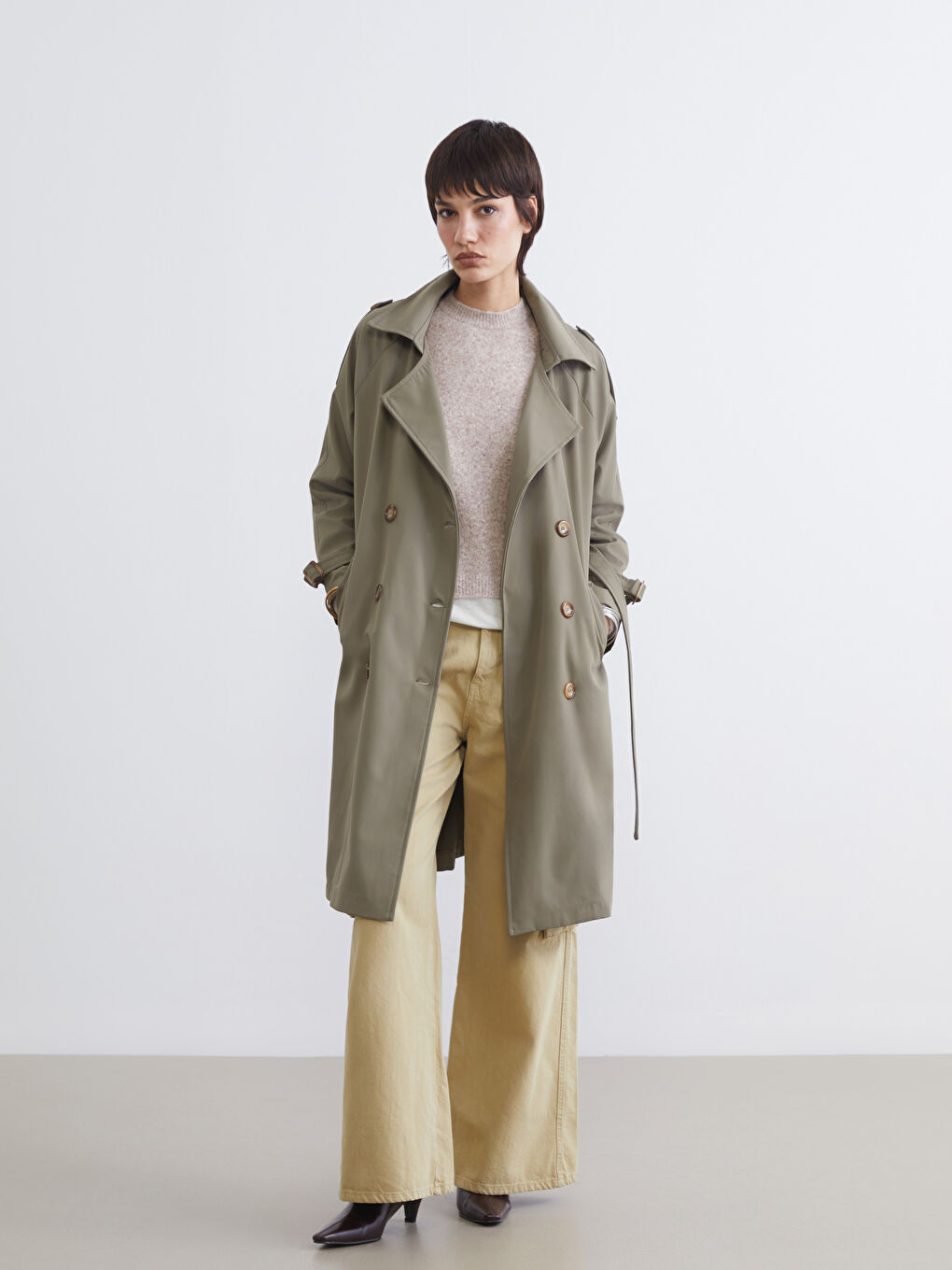 البالطو الترنش بحزام وبصفين أزرار. شيك بكل بساطة.-1