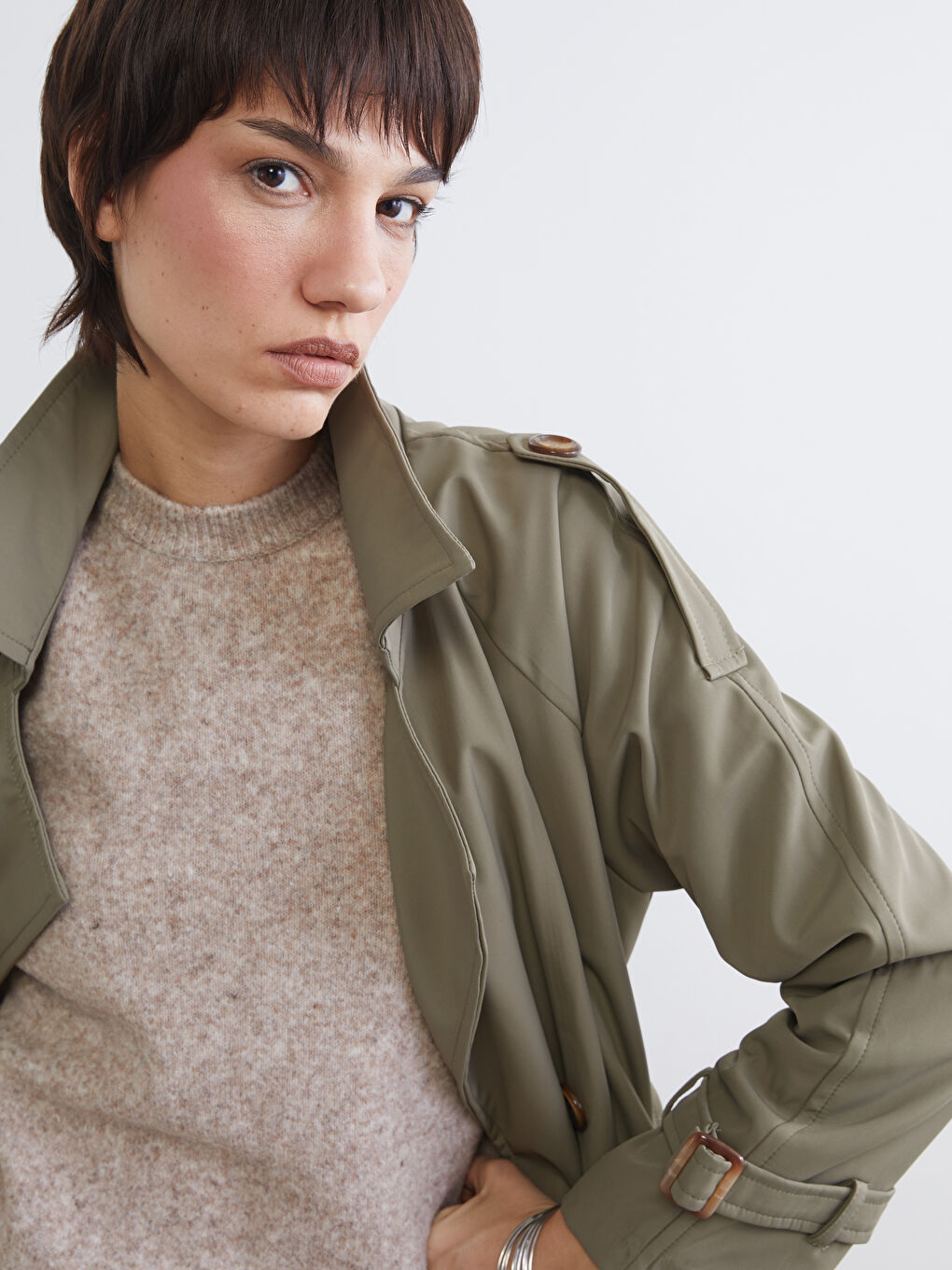 البالطو الترنش بحزام وبصفين أزرار. شيك بكل بساطة.-2