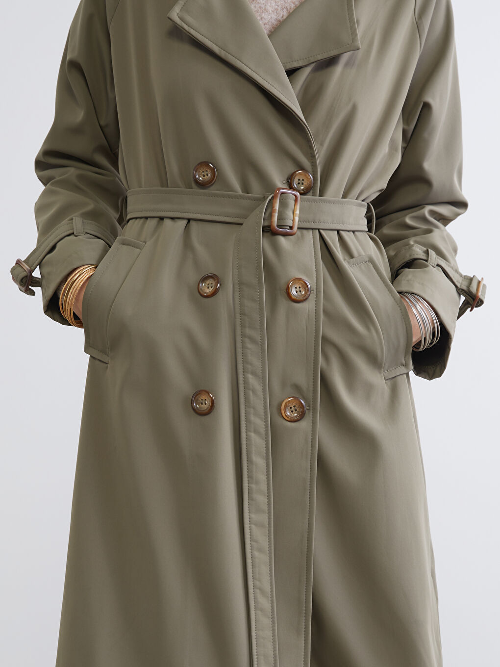 البالطو الترنش بحزام وبصفين أزرار. شيك بكل بساطة.-3