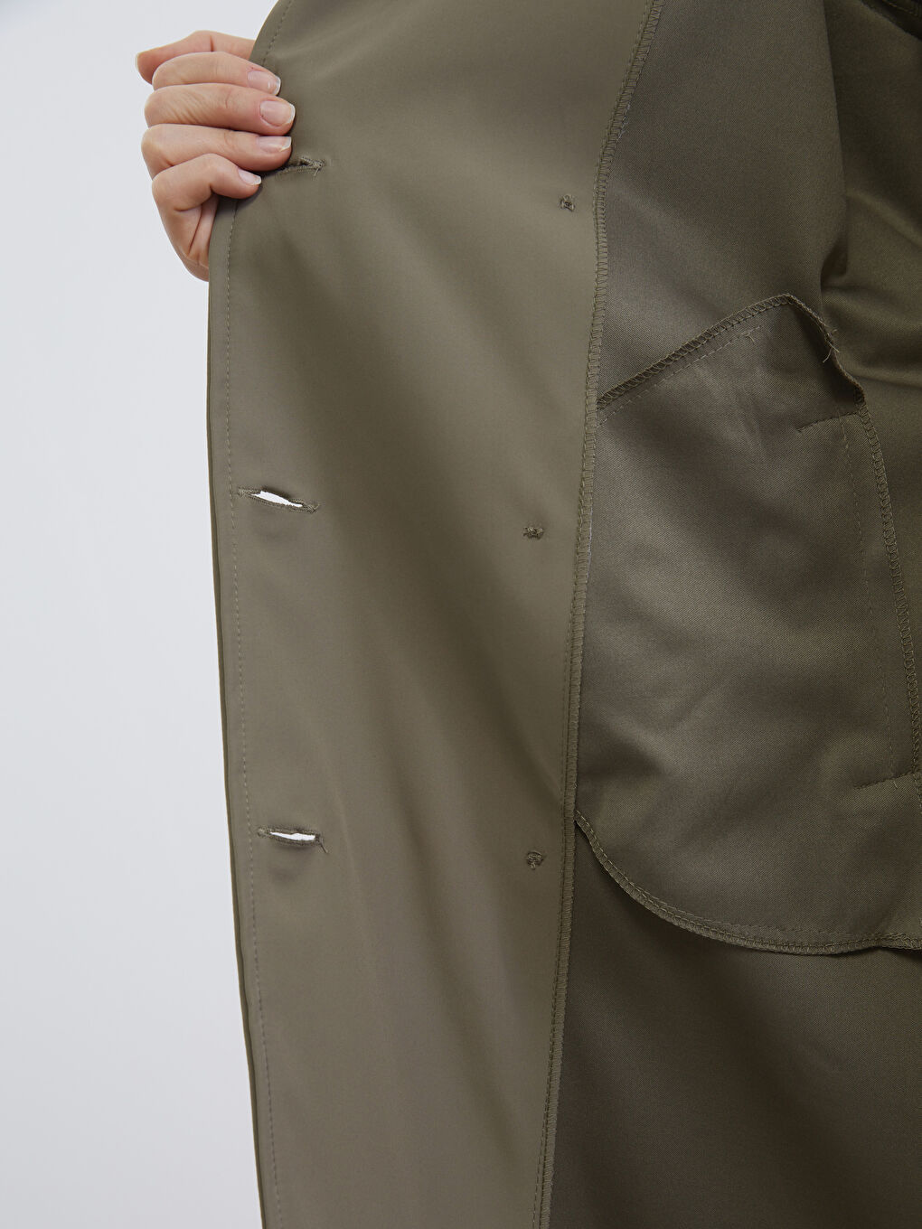 البالطو الترنش بحزام وبصفين أزرار. شيك بكل بساطة.-4