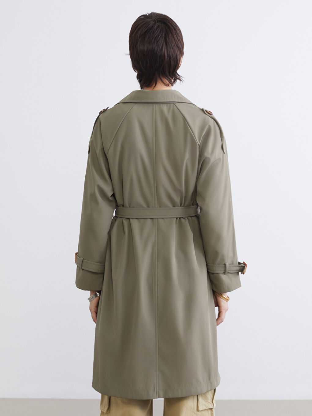 البالطو الترنش بحزام وبصفين أزرار. شيك بكل بساطة.-5