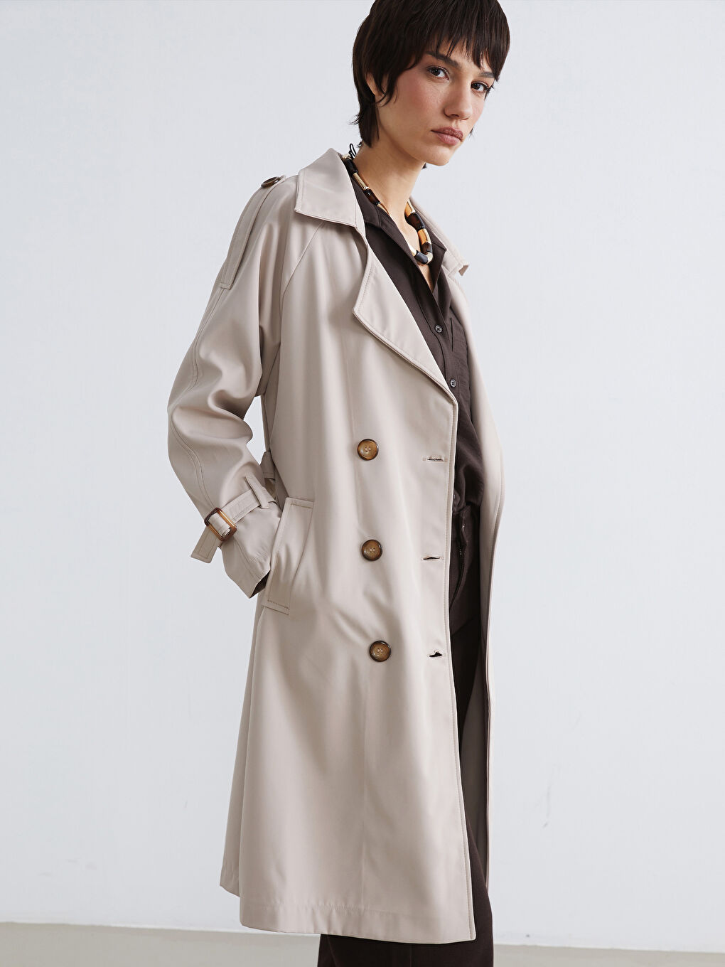 البالطو الترنش المربوط بحزام والمزدوج الصفوف.