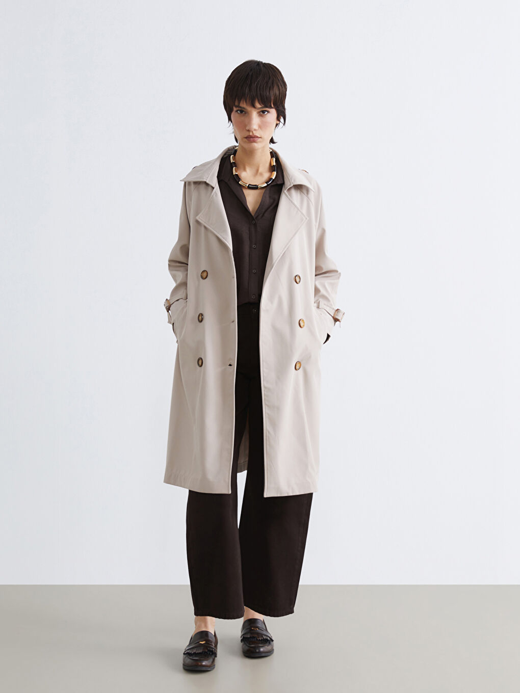 البالطو الترنش المربوط بحزام والمزدوج الصفوف.-1