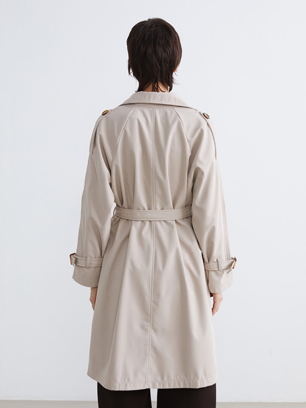 البالطو الترنش المربوط بحزام والمزدوج الصفوف.-4