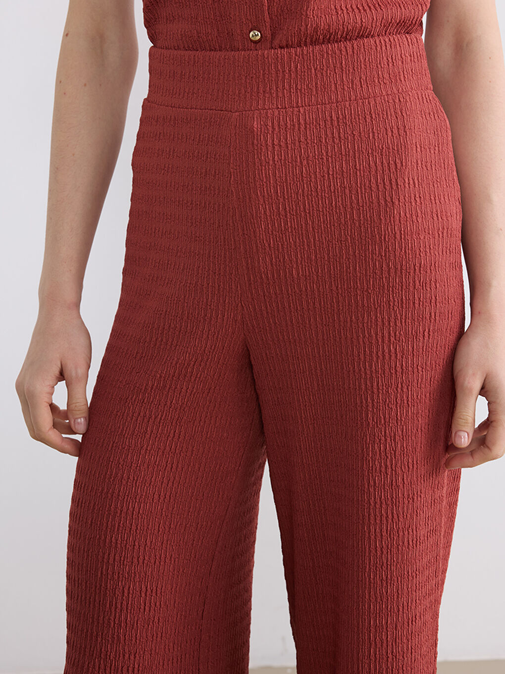 Ženske pantalone sa elastičnim strukom i teksturom-2