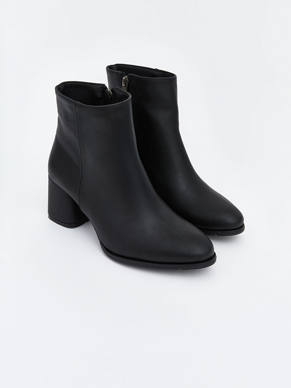Siyah Deri Görünümlü Kadın Topuklu Bot