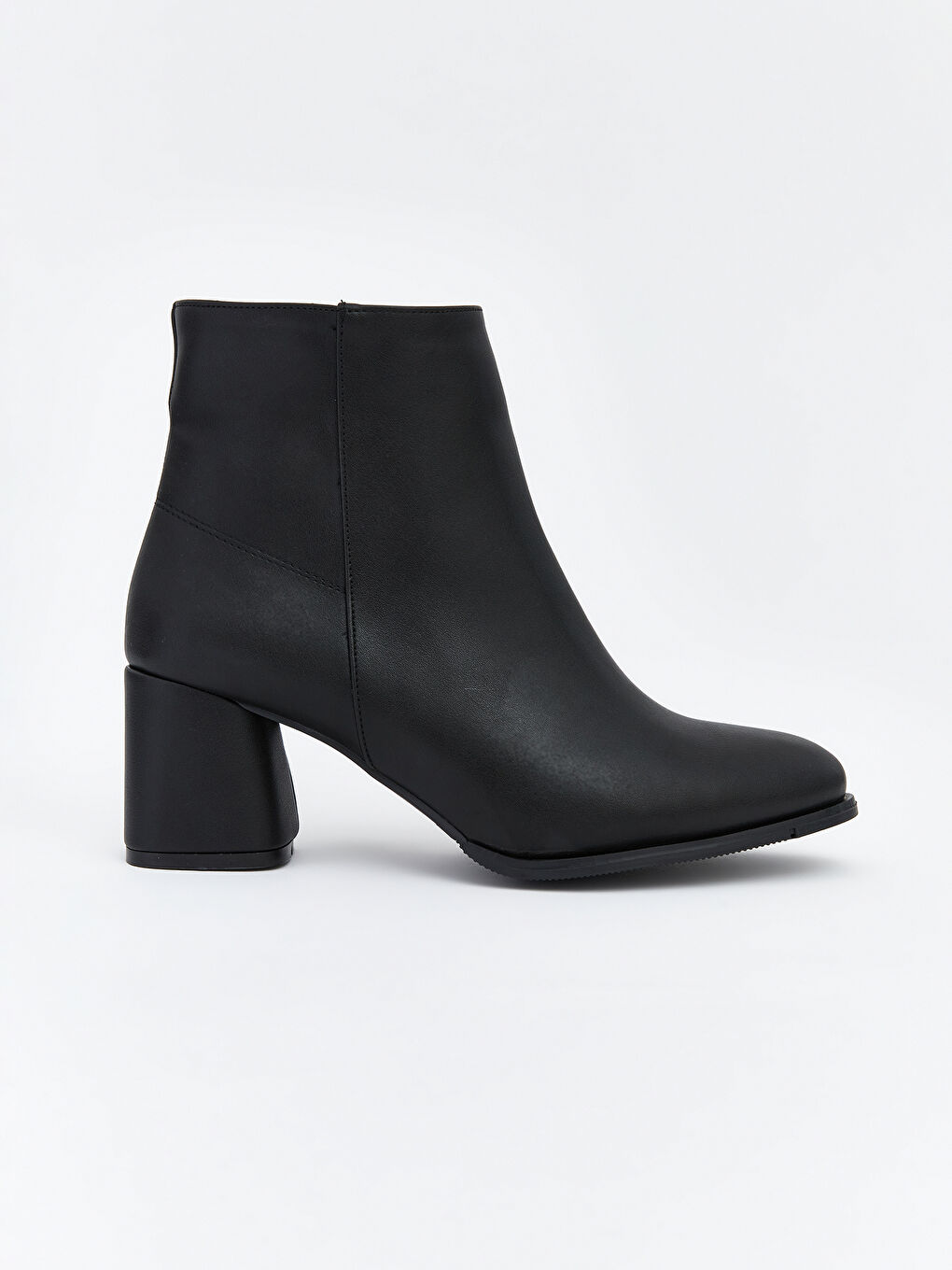 Siyah Deri Görünümlü Kadın Topuklu Bot-1