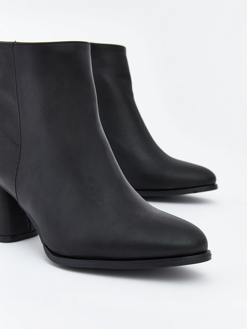 Siyah Deri Görünümlü Kadın Topuklu Bot-2