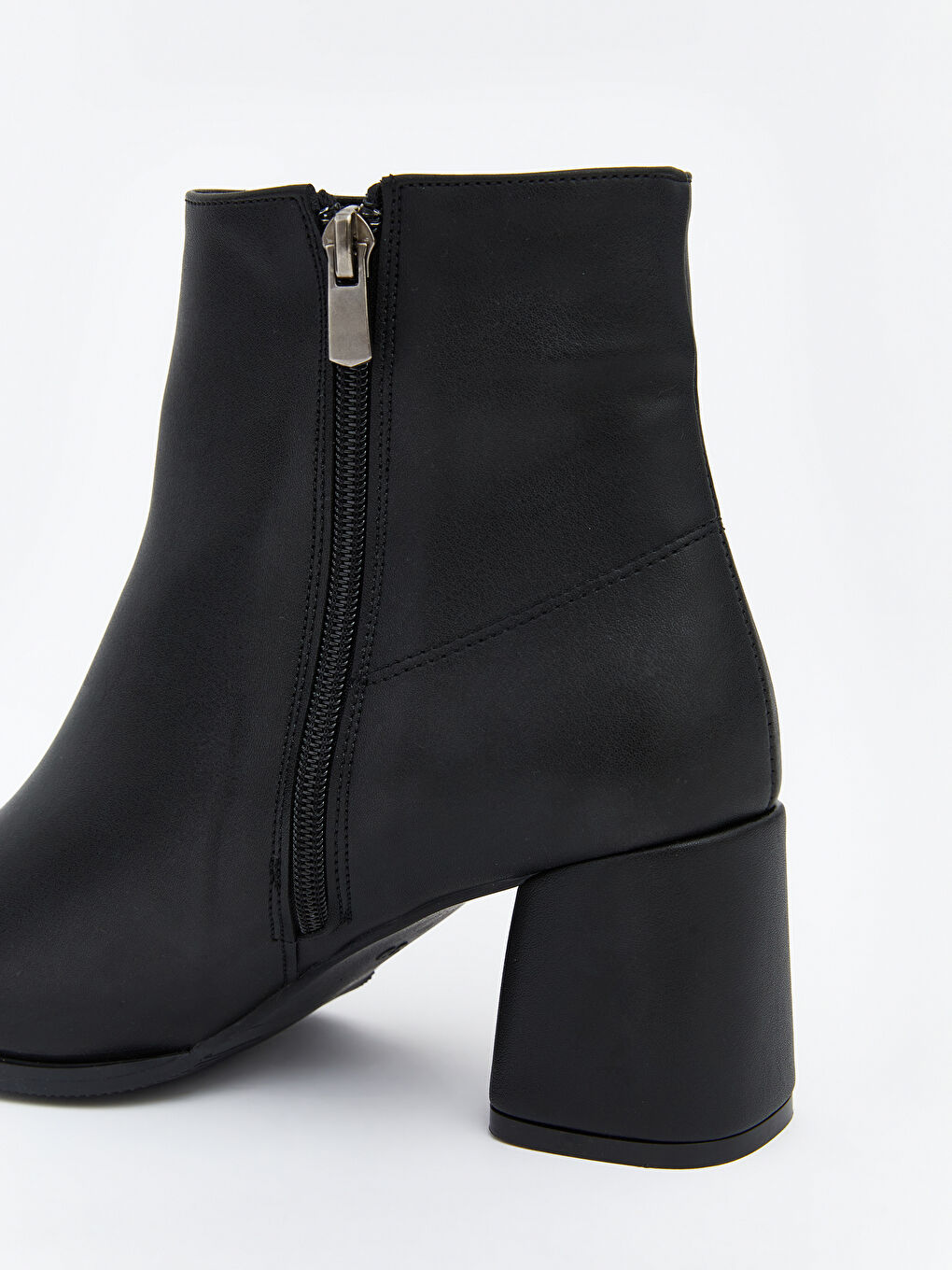 Siyah Deri Görünümlü Kadın Topuklu Bot-4