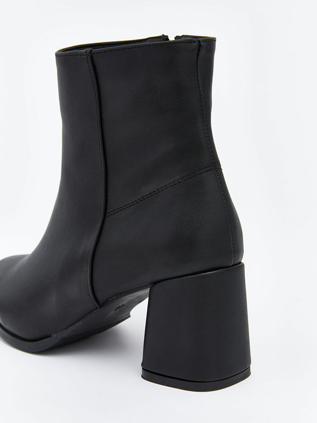 Siyah Deri Görünümlü Kadın Topuklu Bot-5
