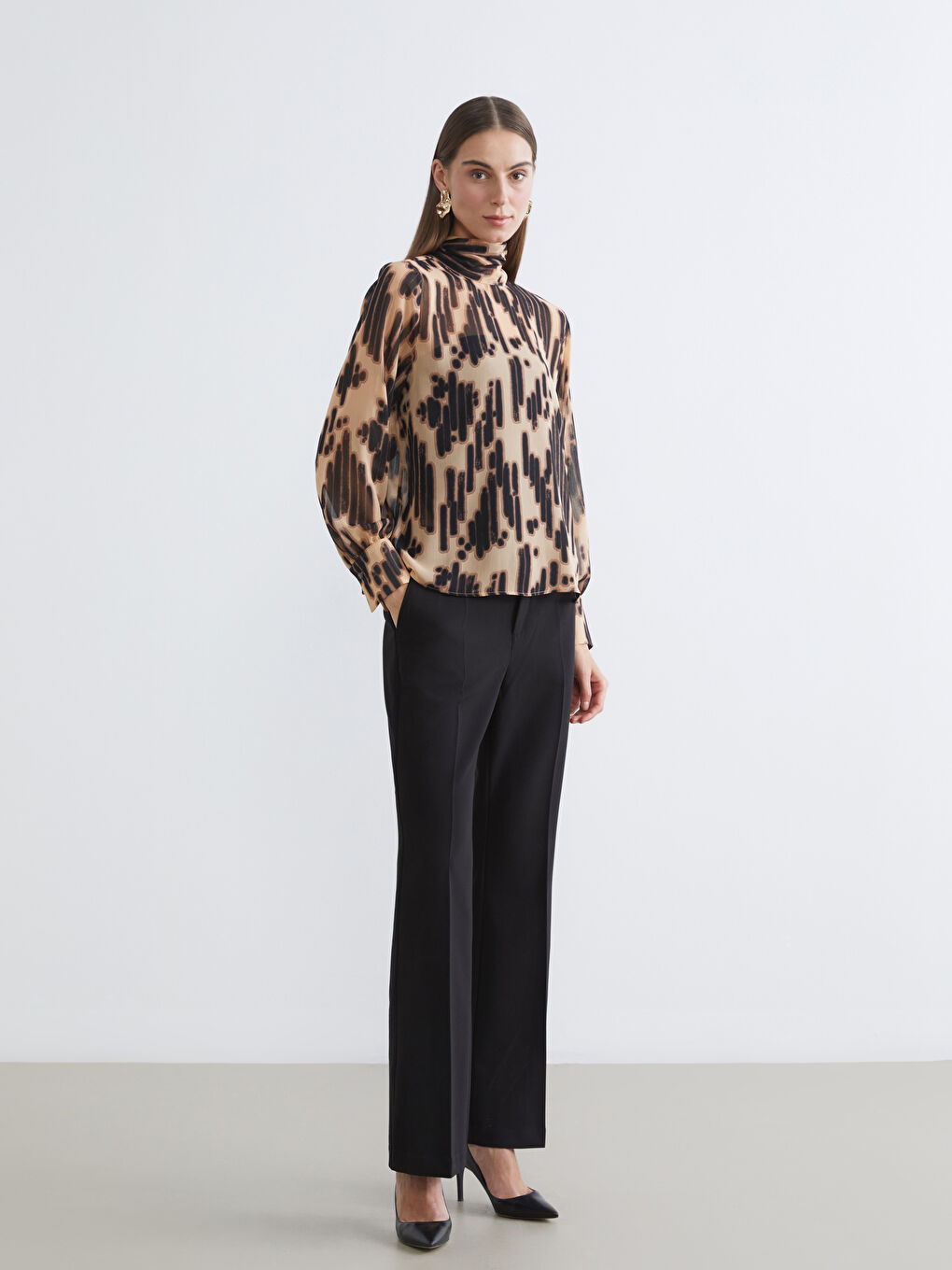 Kahverengi Bağlamalı Dik Yaka Desenli Şifon Bluz-1