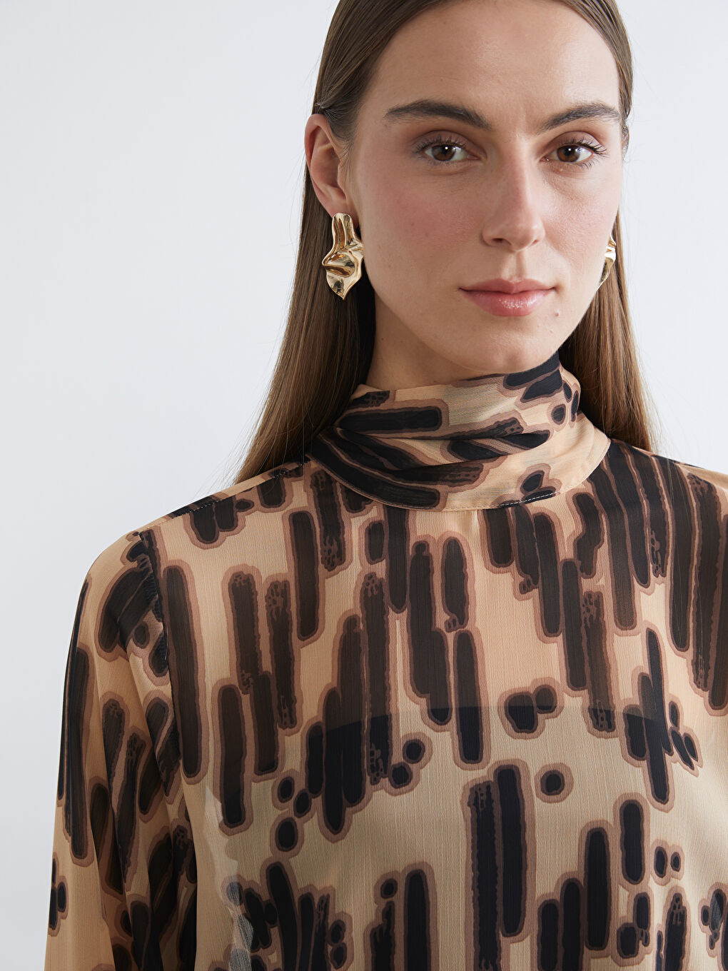 Kahverengi Bağlamalı Dik Yaka Desenli Şifon Bluz-2