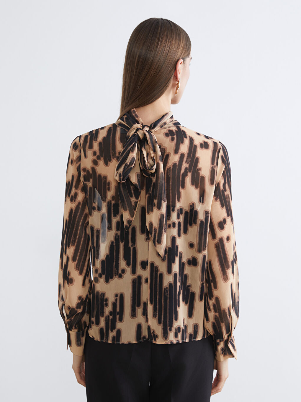 Kahverengi Bağlamalı Dik Yaka Desenli Şifon Bluz-3